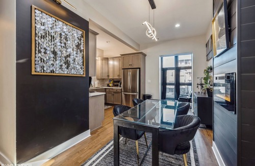 Tri-Taylor Casa | Chic 2-bedroom townhome with WiFi and AC in awesome Chicago