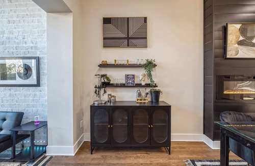 Tri-Taylor Casa | Chic 2-bedroom townhome with WiFi and AC in awesome Chicago