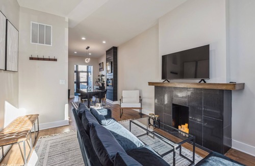 Tri-Taylor Casa | Chic 2-bedroom townhome with WiFi and AC in awesome Chicago
