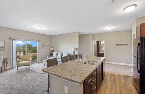 West Des Moines Apartamento | Chic 2-bedroom apartment with AC, fitness room in amazing West Des Moines