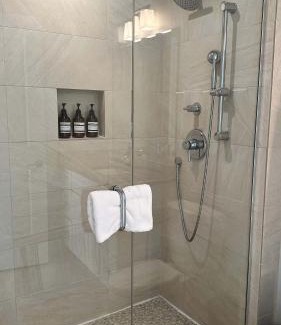 Near West Side Apartamento | Chic 2 BR 1 Parking Sleeps 6
