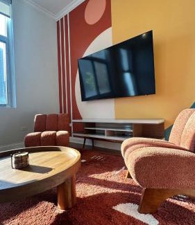 Near West Side Apartamento | Chic 2 BR 1 Parking Sleeps 6