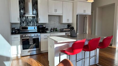 Near West Side Apartamento | Chic 2 BR 1 Parking Sleeps 6
