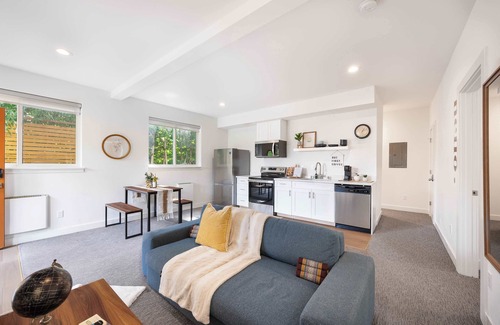 Wallingford Casa | Chic 2020-Built 2BR Urban Oasis w/ Private Backyard