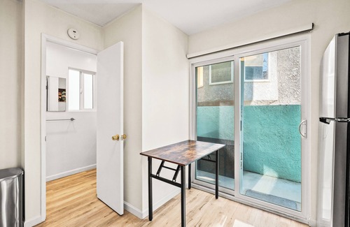 El Porto Casa | Chic 2BD - 1 Block to Beach Heaven