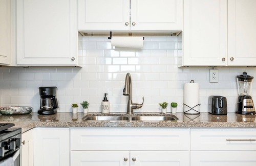 El Porto Casa | Chic 2BD - 1 Block to Beach Heaven