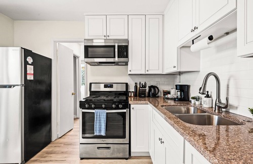 El Porto Casa | Chic 2BD - 1 Block to Beach Heaven
