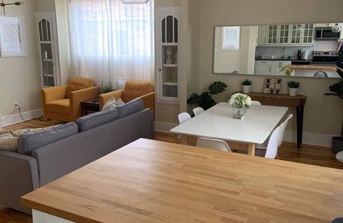 Cote-Des-Neiges—Notre-Dame-De-Grace Apartamento | Chic 2BD Condo ★ 10/10 Walkscore ★ Free Parking ★