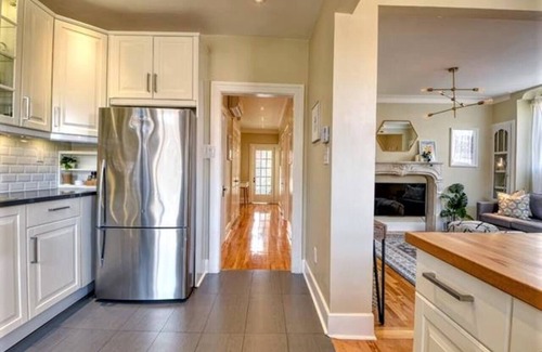 Cote-Des-Neiges—Notre-Dame-De-Grace Apartamento | Chic 2BD Condo ★ 10/10 Walkscore ★ Free Parking ★