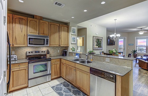 Horseshoe Bay Condominio | Chic 2BD with Balcony, Pool, Hot Tub & Marina Views!