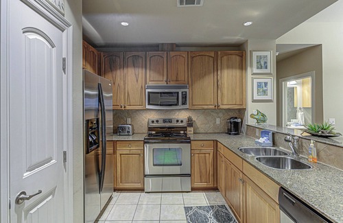 Horseshoe Bay Condominio | Chic 2BD with Balcony, Pool, Hot Tub & Marina Views!