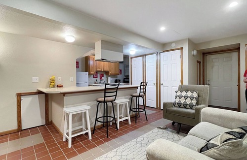 Des Moines Apartamento | Chic 2BR - 2 min from iCubs