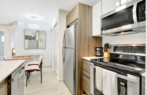 Midtown Apartamento | Chic 2BR Edgewater Condo w/Views + Balcony