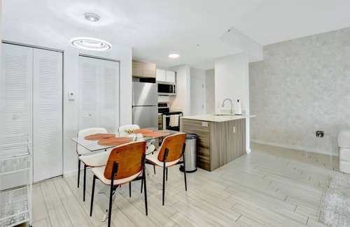 Midtown Apartamento | Chic 2BR Edgewater Condo w/Views + Balcony