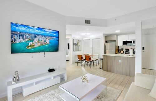 Midtown Apartamento | Chic 2BR Edgewater Condo w/Views + Balcony