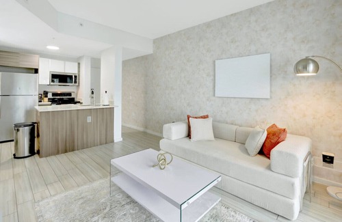 Midtown Apartamento | Chic 2BR Edgewater Condo w/Views + Balcony