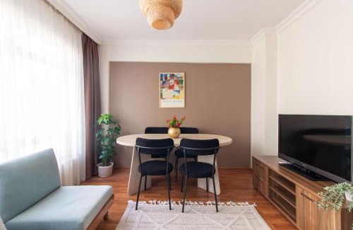 Moda Apartamento | Chic 2BR Gem on Moda Iconic Antiques Street