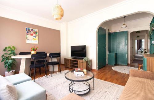 Moda Apartamento | Chic 2BR Gem on Moda Iconic Antiques Street