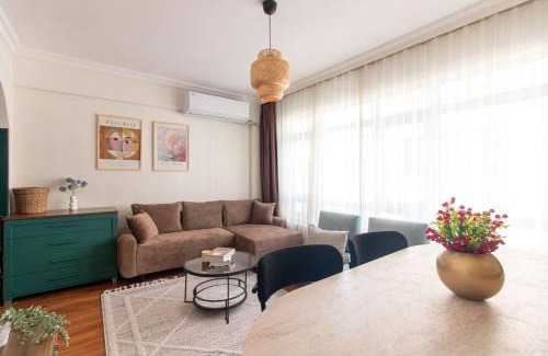 Moda Apartamento | Chic 2BR Gem on Moda Iconic Antiques Street