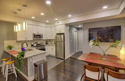 Tower Grove South Apartamento | Chic 2BR Gem | TG Park | Patio+Yard+W/D+Workspace