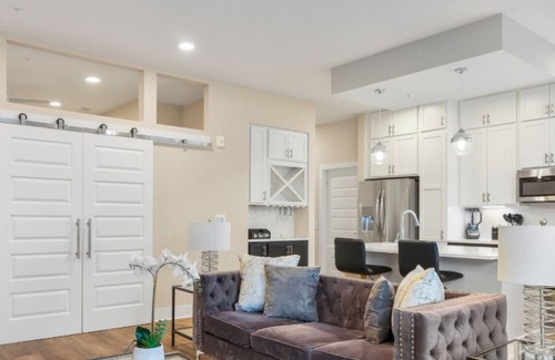 Charlotte Center City Apartamento | Reluxme | Chic 2BR High-Rise Near Attractions