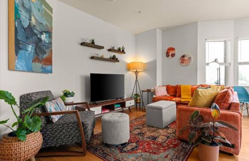 Queen Anne Apartamento | Chic 2BR King Beds Huge Patio 95 Walk Score!