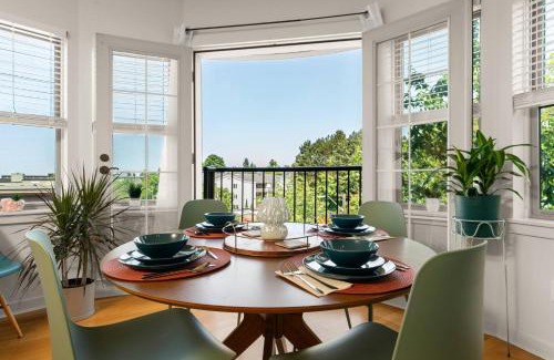 Queen Anne Apartamento | Chic 2BR King Beds Huge Patio 95 Walk Score!
