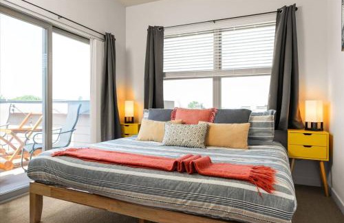 Queen Anne Apartamento | Chic 2BR King Beds Huge Patio 95 Walk Score!