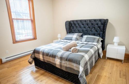 La Petite-Patrie Apartamento | Chic 2BR near Little Italy - 5mins to Metro