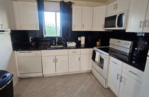 Mesa Apartamento | Chic 2BR Oasis: Prime Locale!