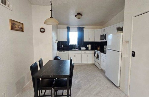 Mesa Apartamento | Chic 2BR Oasis: Prime Locale!
