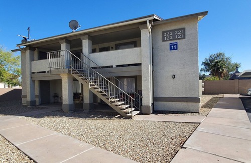 Mesa Apartamento | Chic 2BR Oasis: Prime Locale!