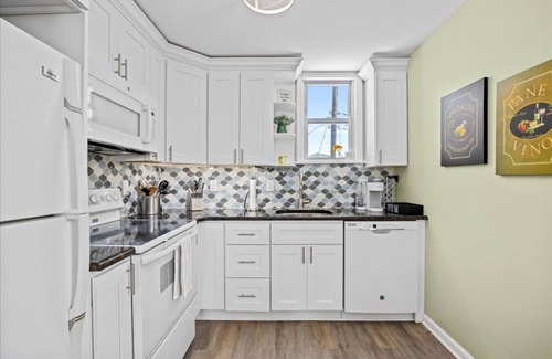 Ventnor City Apartamento | Chic 2BR Private Balcony Beach Gear Included!