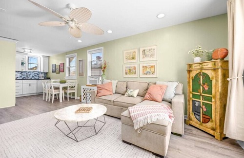Ventnor City Apartamento | Chic 2BR Private Balcony Beach Gear Included!