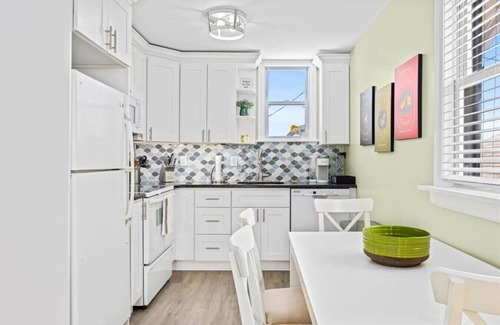 Ventnor City Apartamento | Chic 2BR Private Balcony Beach Gear Included!