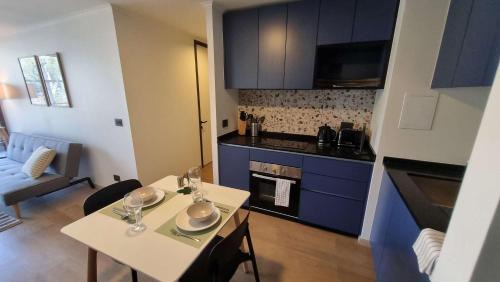 Apoquindo Apartamento | Chic 2BR Retreat for 5 in Vibrant Las Condes Oasis