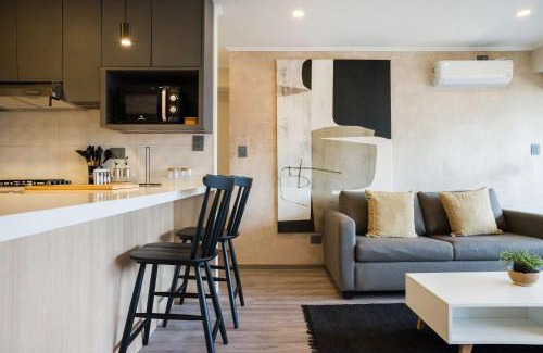 El Golf Apartamento | Chic 2BR Retreat in Vitacura Perfect for 3 Steps from Everything