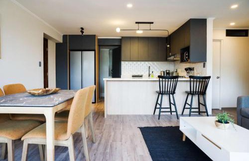 El Golf Apartamento | Chic 2BR Retreat in Vitacura Perfect for 3 Steps from Everything