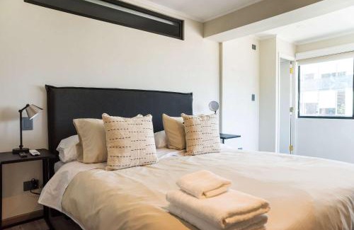 El Golf Apartamento | Chic 2BR Retreat in Vitacura Perfect for 3 Steps from Everything