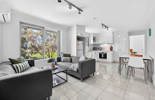 Rockingham Apartamento | Chic 2BR Rockingham Escape Garden Views