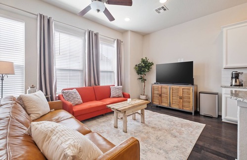 Tobin Hill Condominio | Chic 3-Bed Condo, 2-Car Garage close to Pearl & St. Mary's Strip in Tobin Hills!