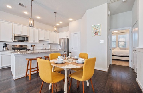 Tobin Hill Condominio | Chic 3-Bed Condo, 2-Car Garage close to Pearl & St. Mary's Strip in Tobin Hills!