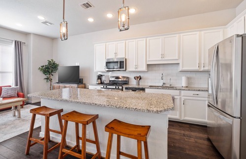 Tobin Hill Condominio | Chic 3-Bed Condo, 2-Car Garage close to Pearl & St. Mary's Strip in Tobin Hills!