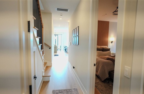 Lakeview Condominio | Chic 3-Bedroom Condo in Lakeview Central. Private Rooftop, City & Ballpark Views