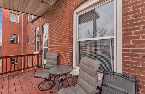 Tower Grove South Casa | Chic 3-bedroom STL Townhome - fitness room, spa, wifi, deck