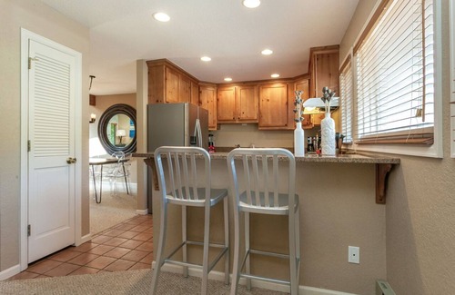 Intermountain Condominio | Elegante condominio de 3 niveles con terraza privada, jacuzzi y barbacoa
