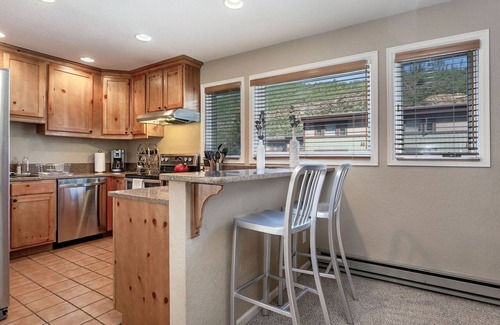 Intermountain Condominio | Elegante condominio de 3 niveles con terraza privada, jacuzzi y barbacoa