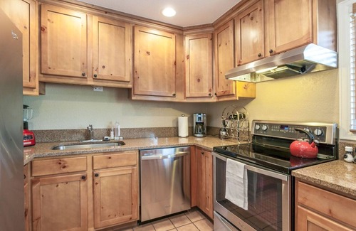 Intermountain Condominio | Elegante condominio de 3 niveles con terraza privada, jacuzzi y barbacoa