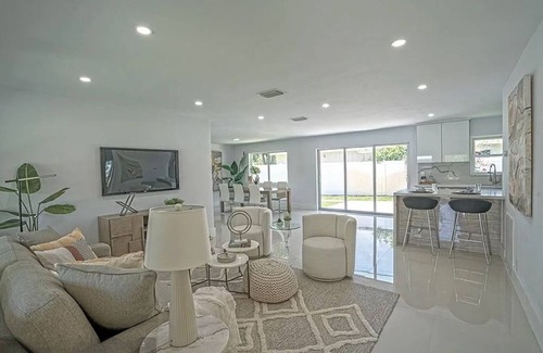 Wilton Manors Casa | Chic 3BR 2BA Getaway With Private Pool Oasis