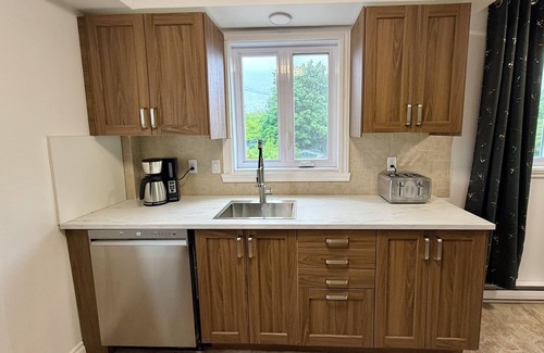 Laval-des-Rapides Apartamento | Chic 3BR 5 Beds 5min walk to Metro Free Parking